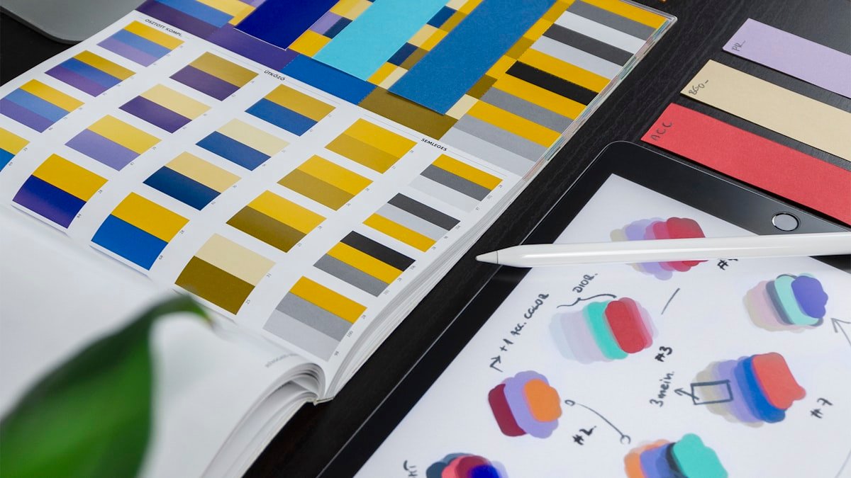 Criar logo com IA: cartela de cores e estudos de identidade visual em tablet