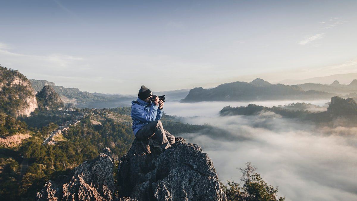 Prompt para Veo 3: criador filmando uma cena com câmera em ambiente natural