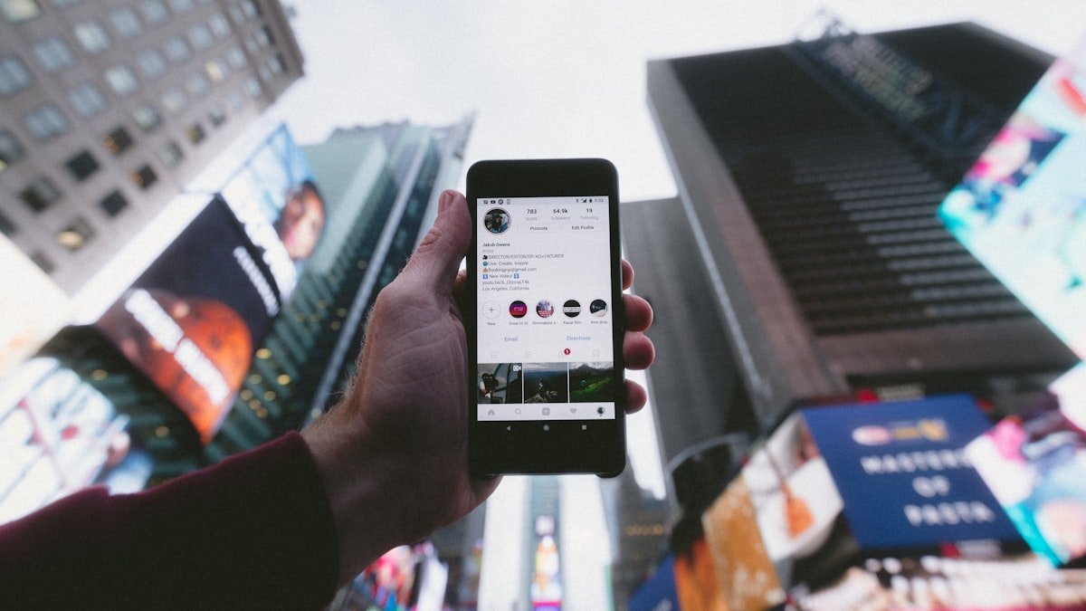 Celular mostrando perfil do Instagram, ilustrando o rótulo de IA no Instagram