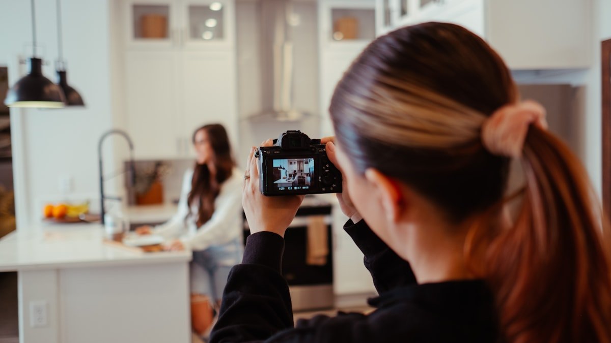 Criadora gravando vídeo em casa, exemplo do que é UGC na prática