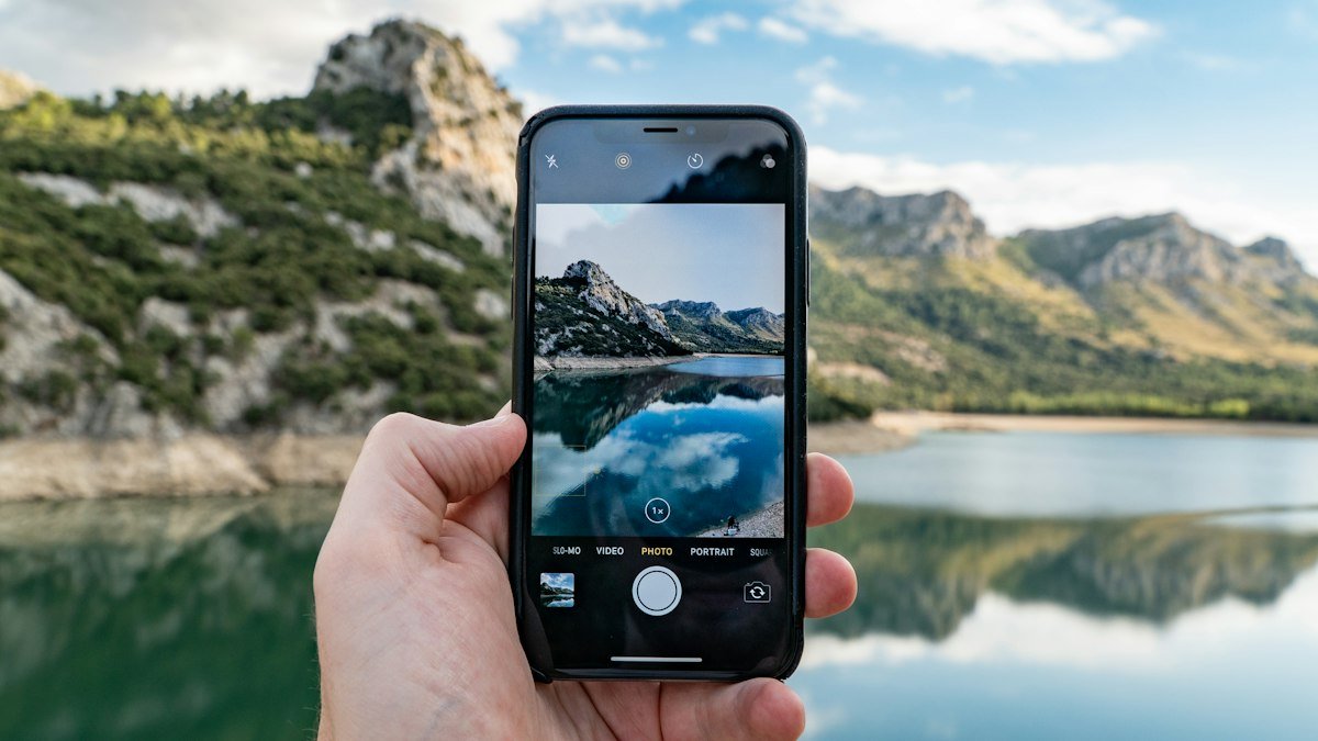 Celular gravando vídeo, primeiro passo para aprender como usar o CapCut
