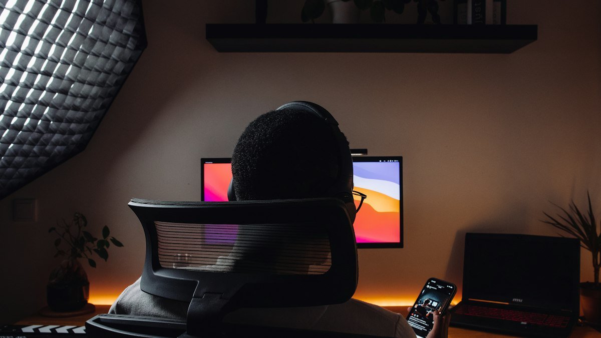 Conteúdo gerado por IA sendo produzido em um computador de mesa