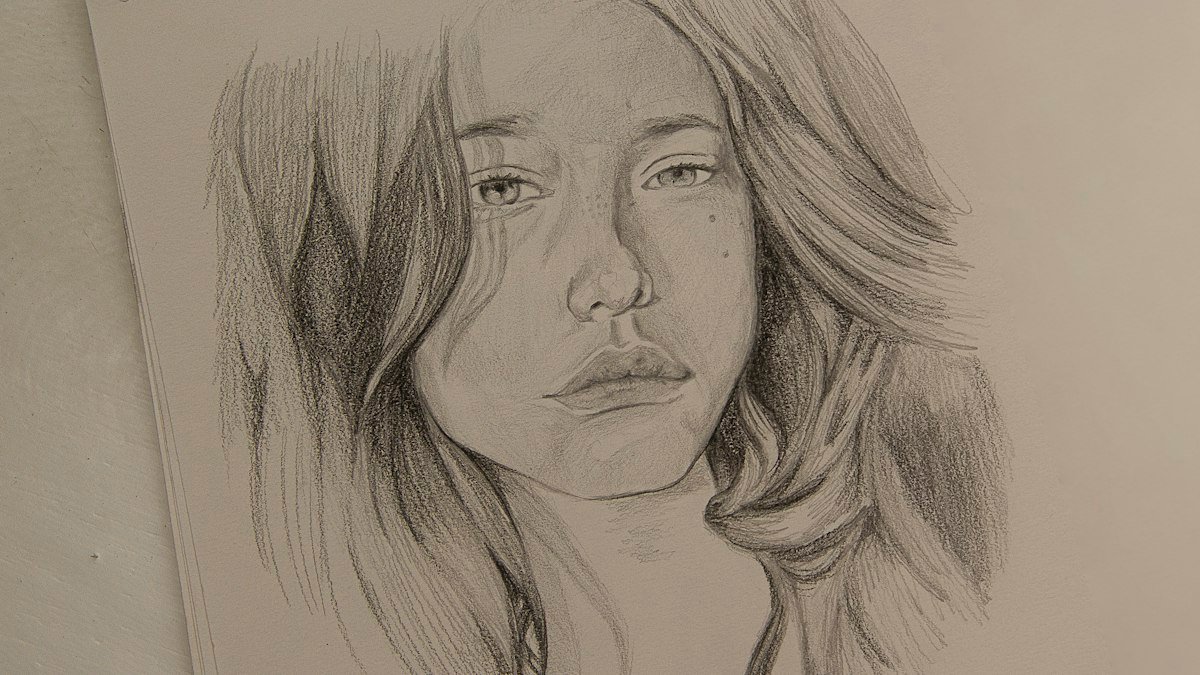 Transformar foto em desenho: retrato desenhado a lápis sobre papel branco