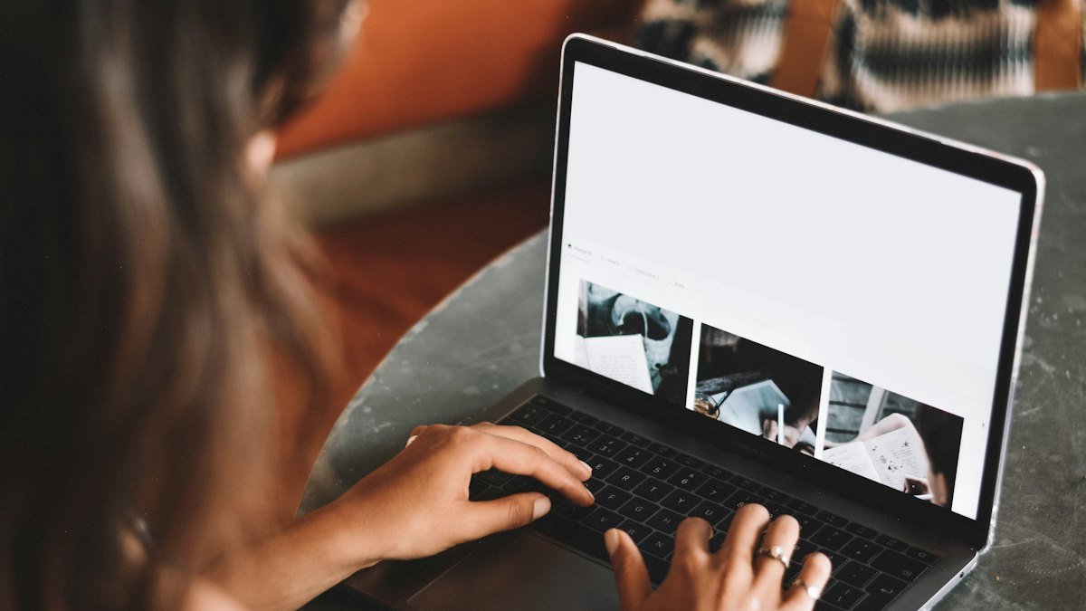 Gerador de imagem com IA para redes sociais Gerador de imagem com IA: pessoa criando imagens para redes sociais no notebook