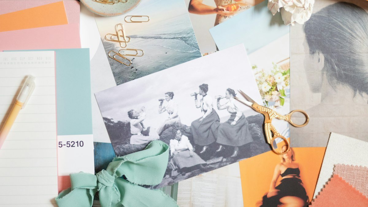 O que é moodboard: painel com fotos, recortes e referências visuais sobre a mesa