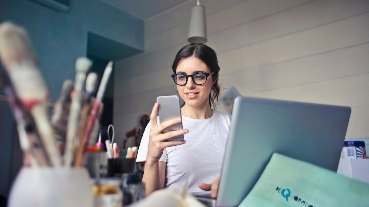 Gerador de imagem com IA para redes sociais Criadora de conteúdo usando gerador de imagem com IA no celular